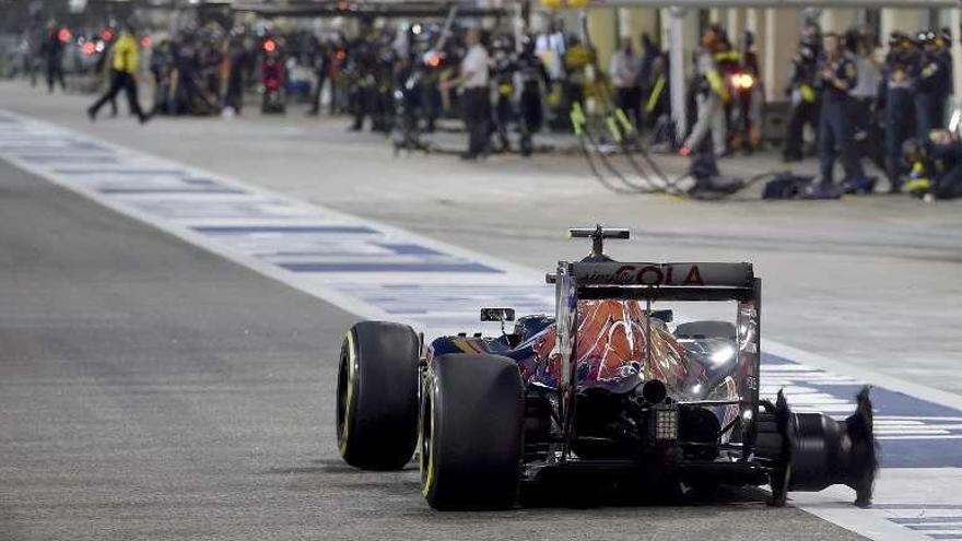 Carlos Sainz entra averiado en boxes. // Adreij Isakovic