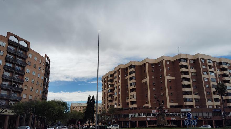 La bandera de Sinforiano en Badajoz vuelve a romperse quince días después de ser repuesta
