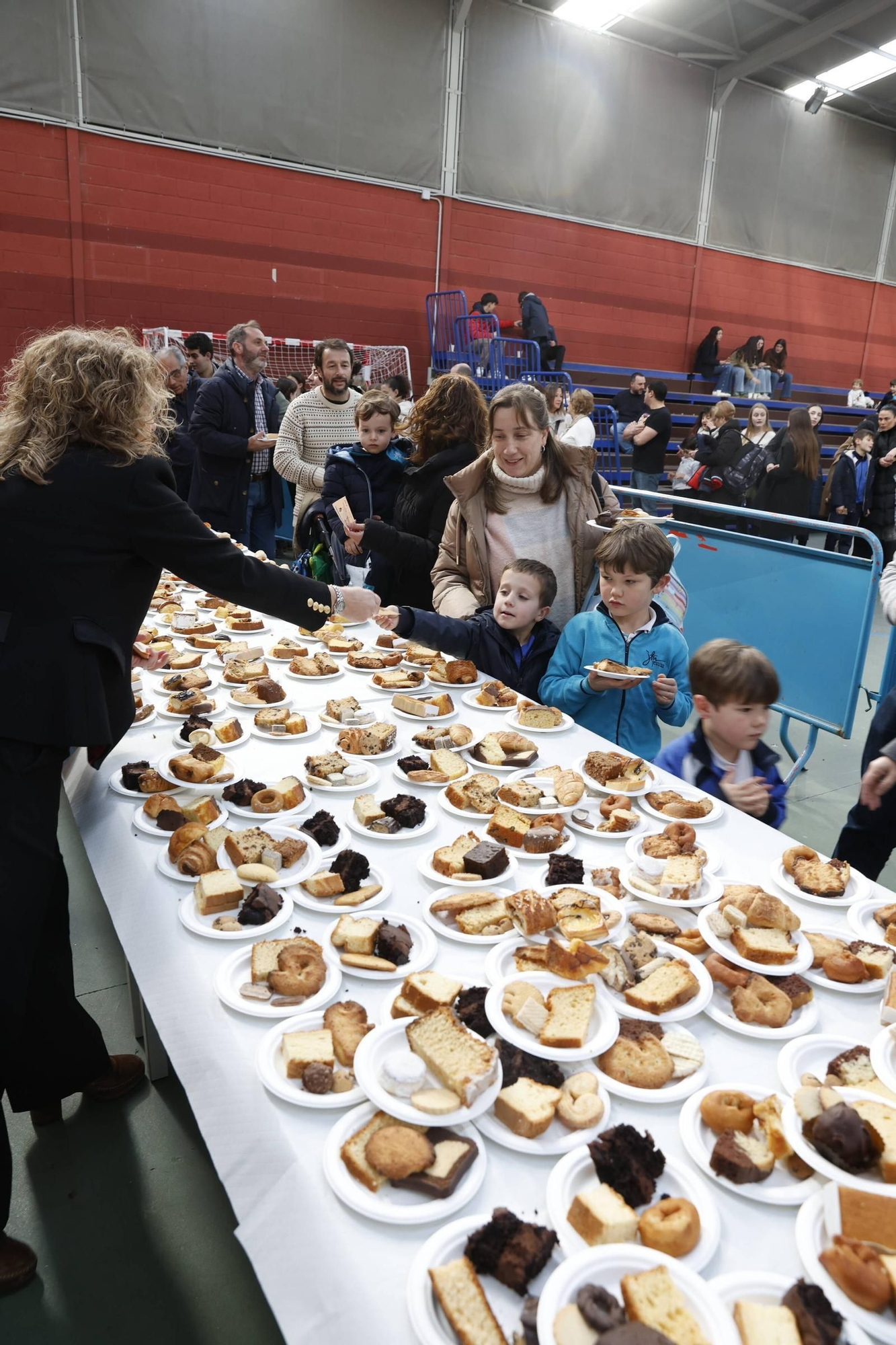 Así fue la merienda solidaria en los jesuitas de Gijón (en imágenes)