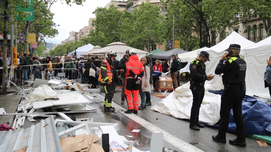 Una persona queda ferida lleu pel cop d&#039;una carpa de Passeig de Gràcia de Barcelona alçada pel vent