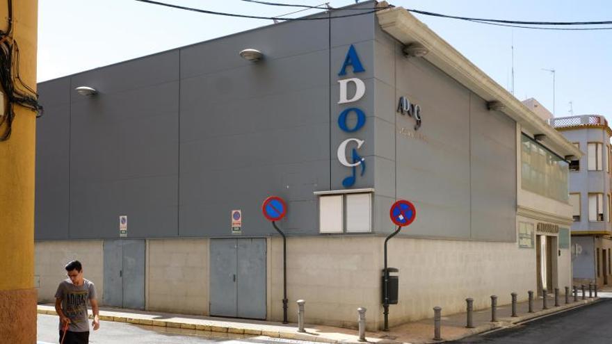El auditorio ADOC, entre dos aguas: el Ayuntamiento y la Diputación.