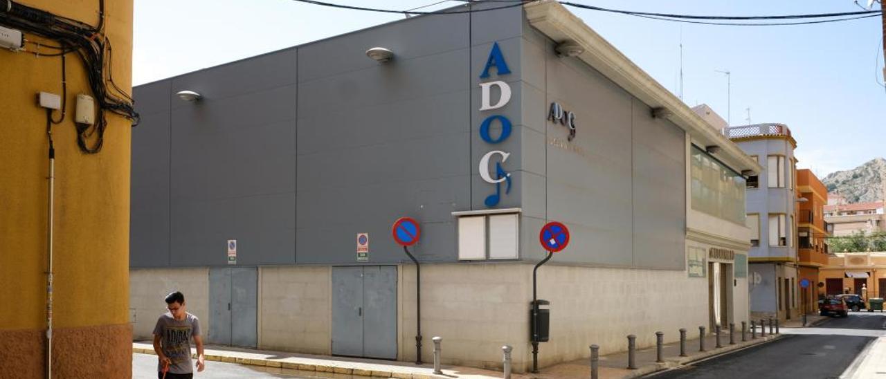 El auditorio ADOC, entre dos aguas: el Ayuntamiento y la Diputación.