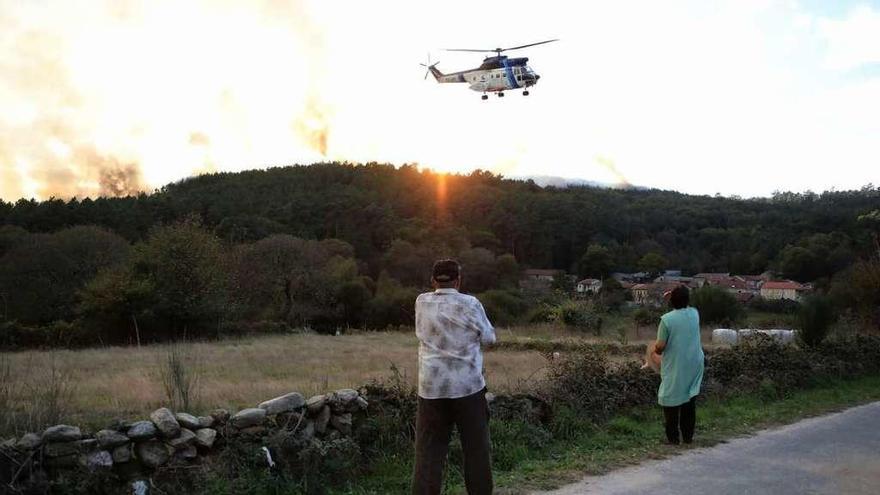 Un helicóptero de la Xunta el pasado octubre en incendio en Vilamarín (Ourense). // Jesús Regal
