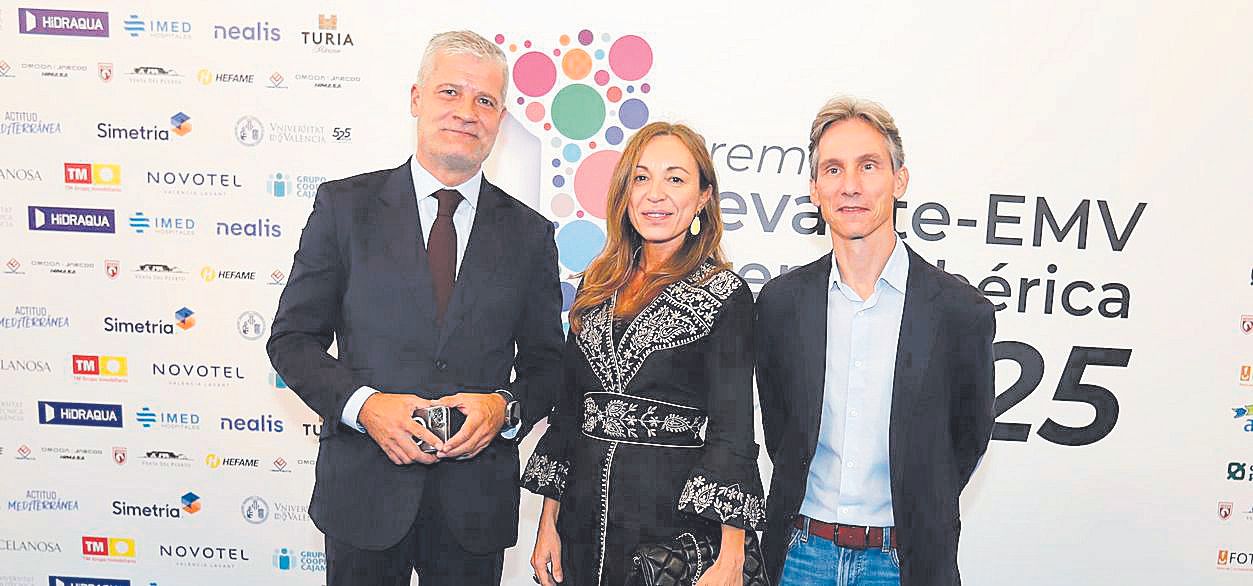 César R. Miguel, responsable de Comunicación de CaixaBank en la Com. Valenciana; Mayte Domingo, responsable de Relaciones Institucionales de IMED; y Álvaro Borrás, director de CaixaForum València.