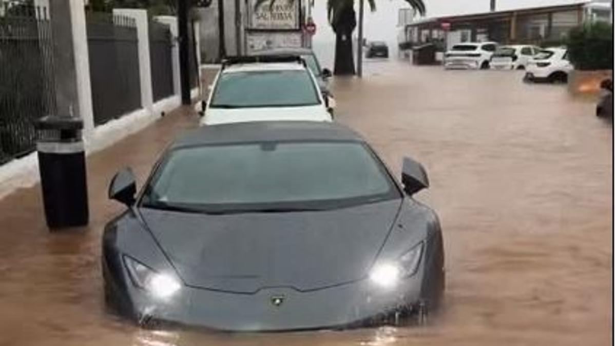 El Lamborghini, en una calle inundada de Platja d'en Bossa