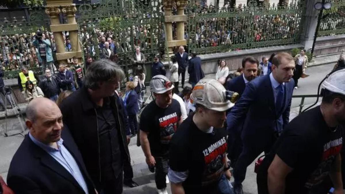 Los mineros en su entrada en la Junta.