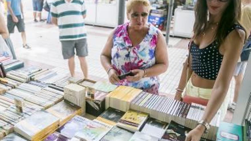 Algunos de los primeros lectores que acudieron ayer a la feria.