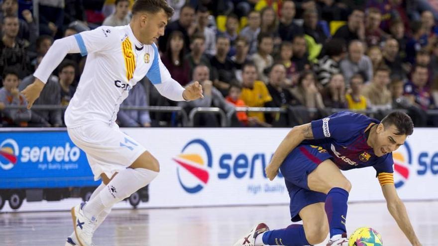 Pol Pacheco acosa a Sergio Lozano, del Barça, en un partido de esta temporada.