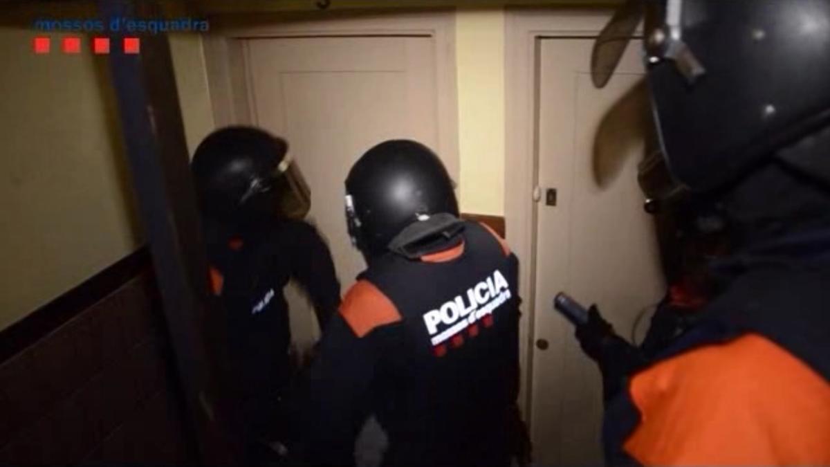 Diversos mossos durant l'operatiu contra el grup criminal