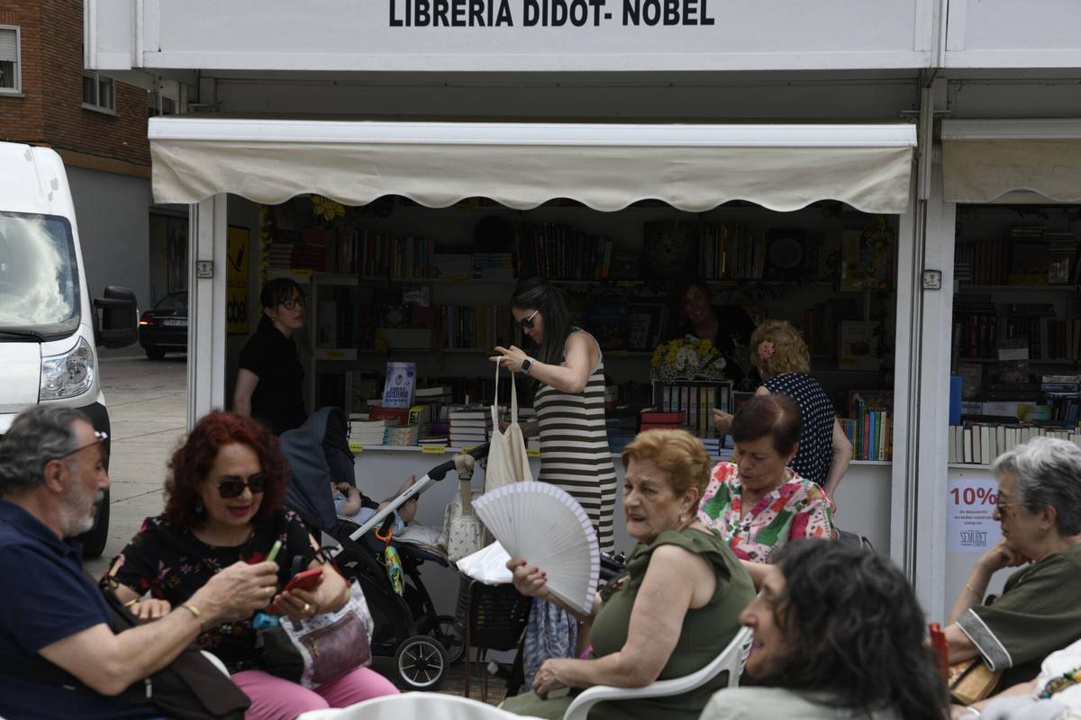 Feria del libro. Pregón a cargo de Dolores Fidalgo sobre Margarita Ferreras. Fotos del pregón y ambiente. La primera presentación es las 19.00 horas y lo presenta Ana Arias