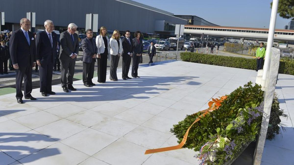Los ministros de exteriores de España, Francia y Alemania, el alcalde de El Prat, la delegada del Gobierno y la vicepresidenta Joana Ortega en el homenaje a las victimas del vuelo de Germanwings, en El Prat.