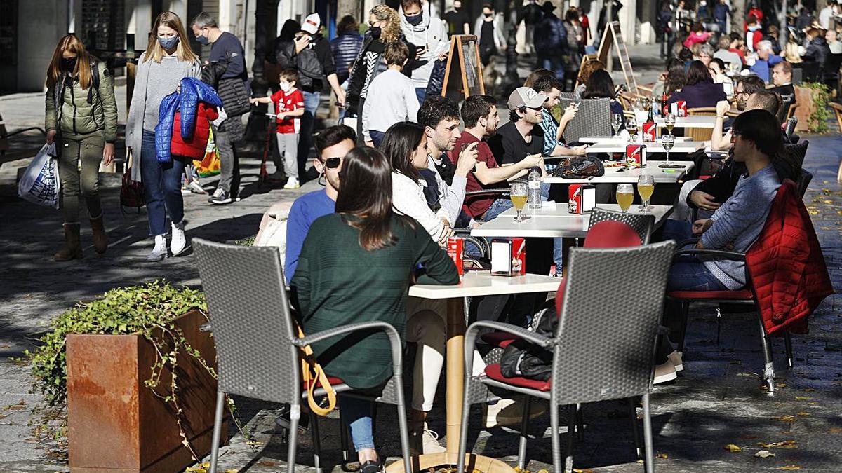 Terrasses plenes a Girona, en una imatge d’arxiu