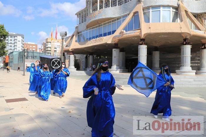 Protesta contra el estado del Mar Menor en la puerta de la Asamblea