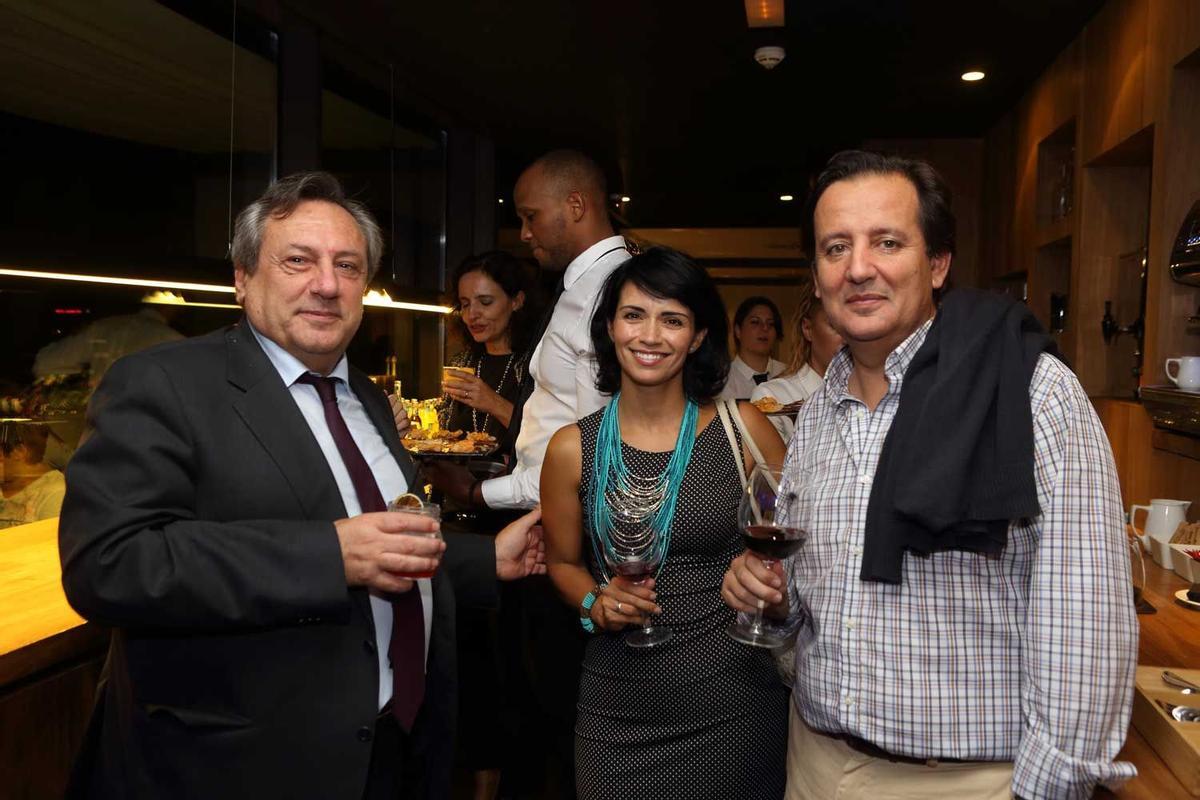 Mariano López, director de VIAJAR; Constanza Páez, de Turismo de Colombia, y Fernando Moreno, de B the travel brand.