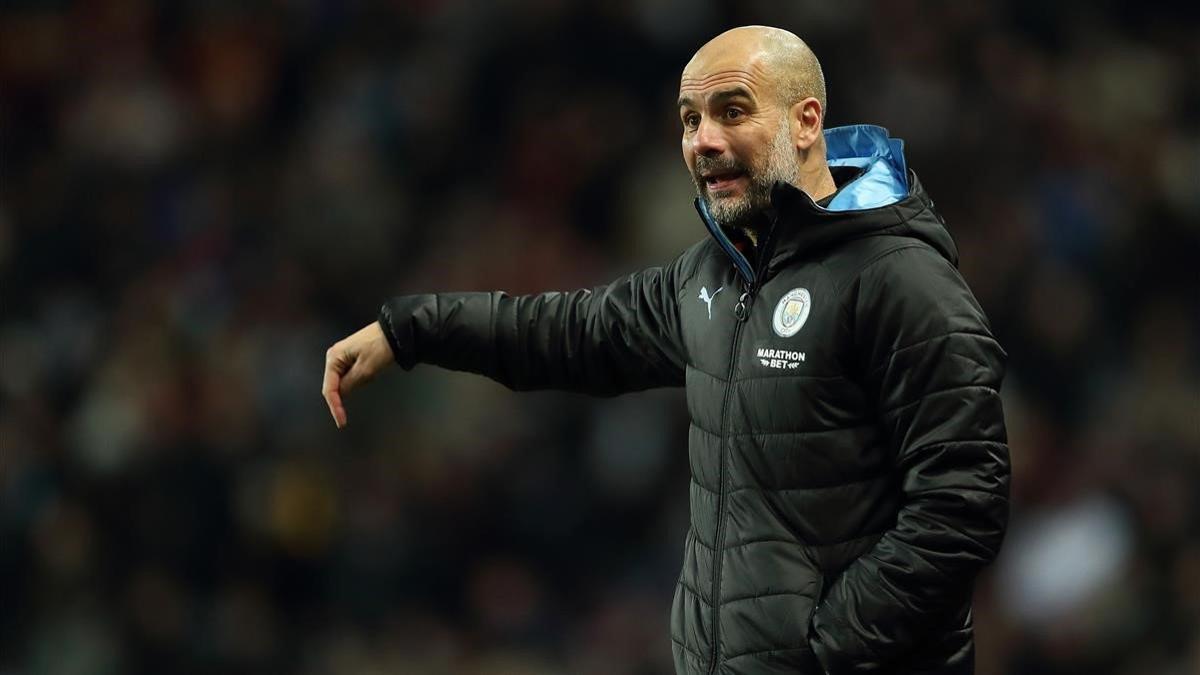 Guardiola, durante el choque del City en el Villa Park.