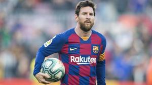 Messi, con el balón bajo el brazo, tras anotar cuatro goles contra el Eibar el pasado febrero.