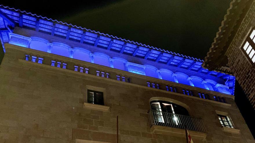 L&#039;edifici de l&#039;Ajuntament de Solsona, il·luminat de color blau