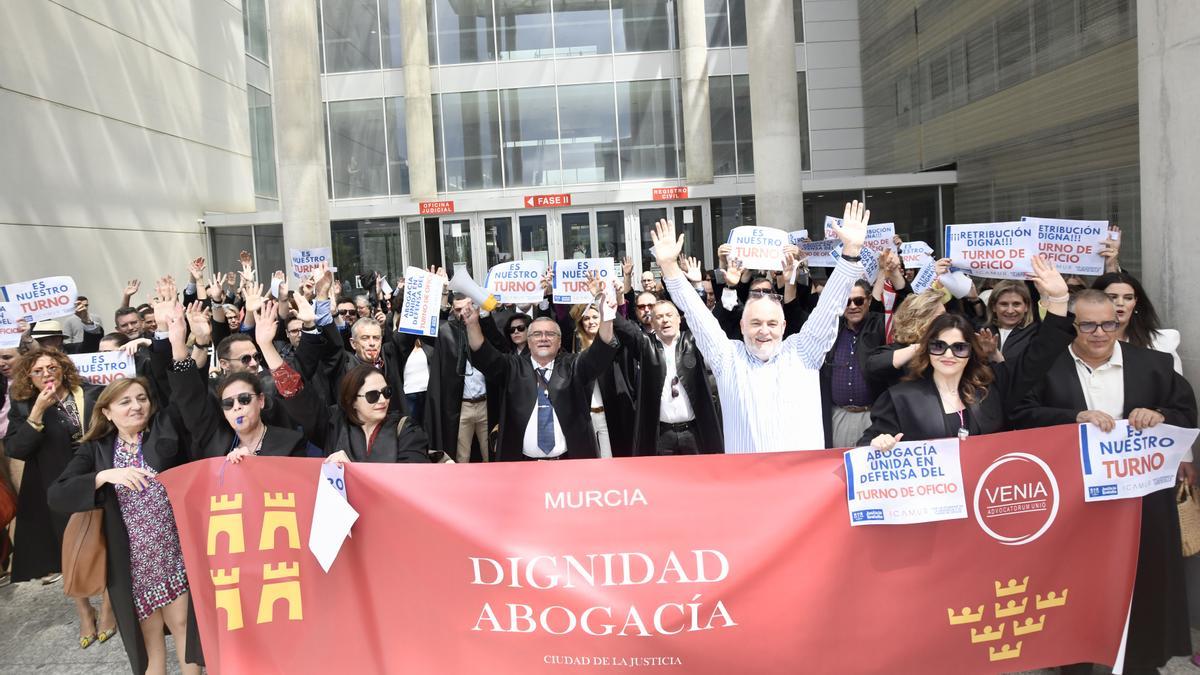 Un momento de la concentración de los abogados en la puerta de la Ciudad de la Justicia de Murcia.