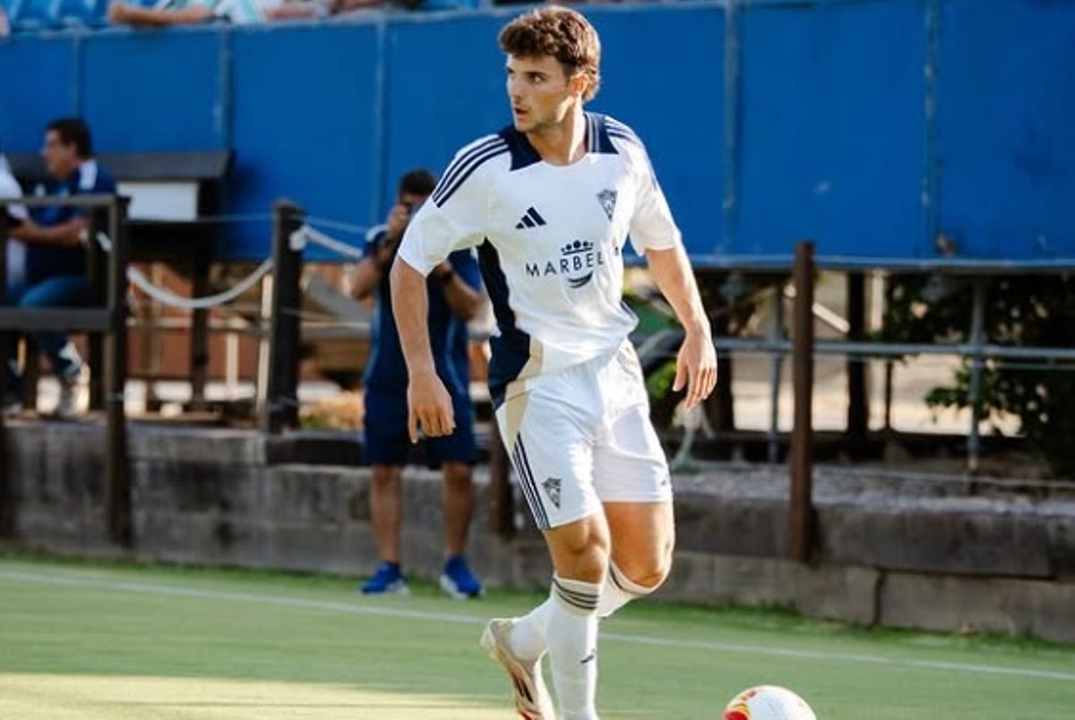 Toper, jugando la pretemporada con el Marbella.