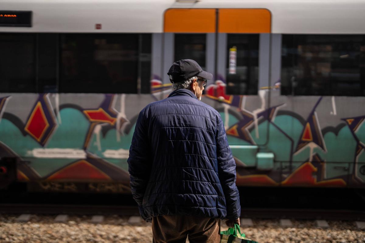 Usuarios de Rodalies esperan al tren.