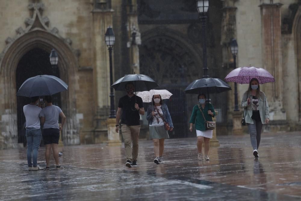 La lluvia sorprende a los turistas en Oviedo