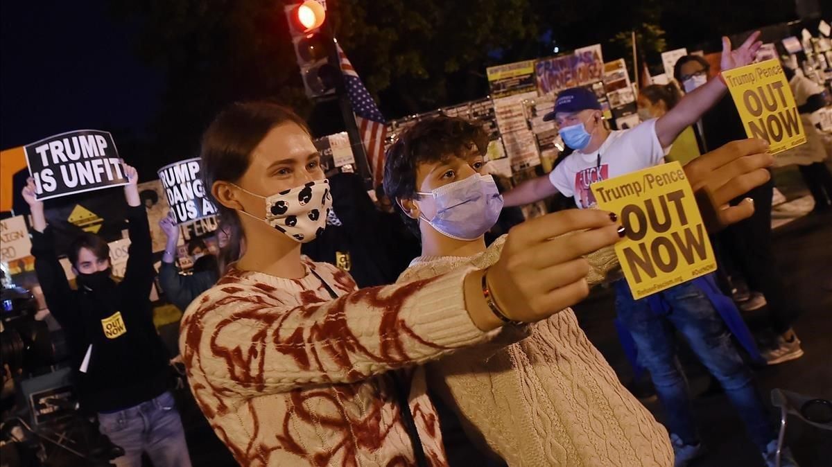 Protesta en contra del presidente, frente a La Casa Blanca, durante el recuento electoral.