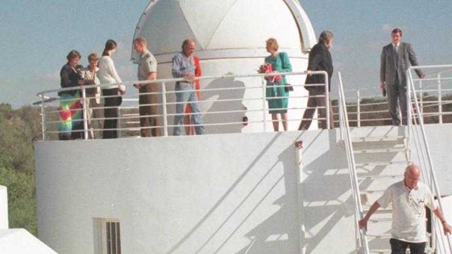 Besucher auf dem Gelände der Sternwarte.