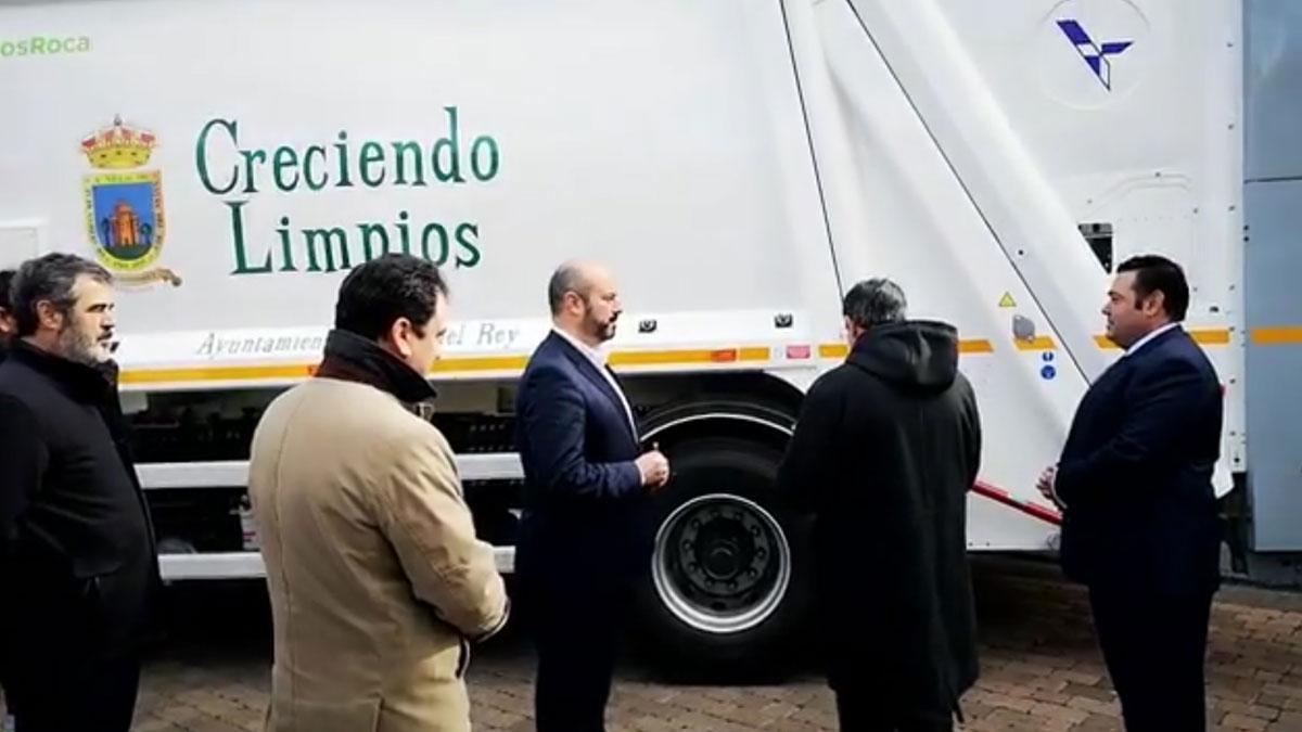 El vicepresidente de la Comunidad de Madrid asiste a la bendición de un camión de la basura en Navas del Rey