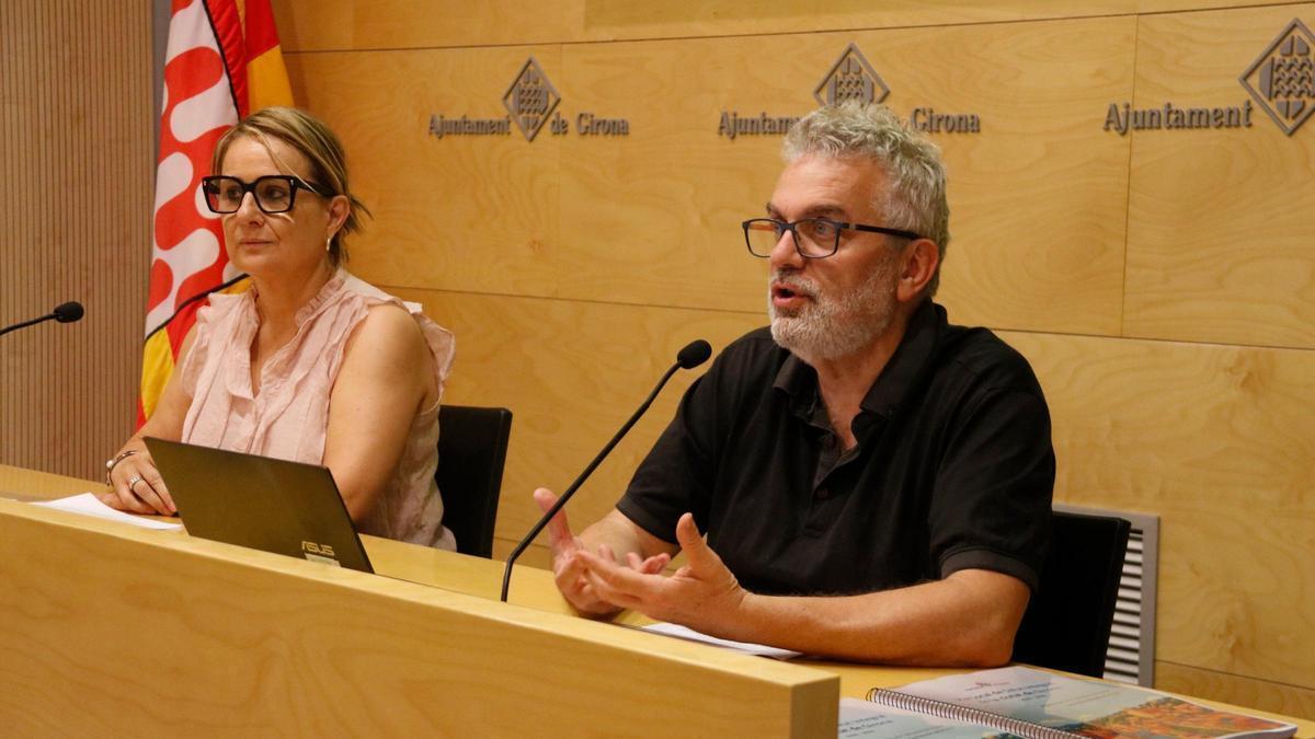 La regidora de Salut i Benestar Emocional de Girona, Sílvia Bosch, i el tinent d'alcaldia i regidor de Talent, Innovació, Salut i Comunitat, Xavier Aldeguer.