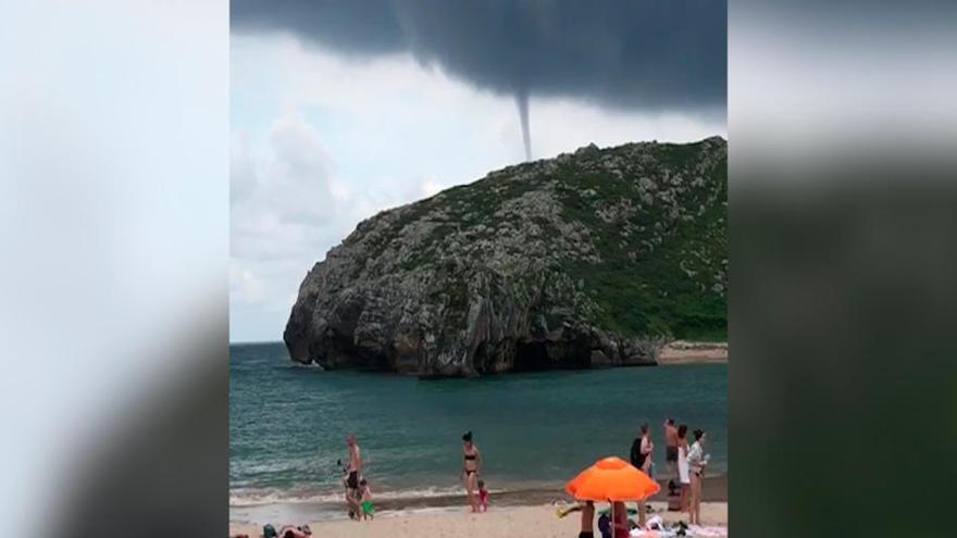 Un tornado obliga a desalojar la playa llanisca de Cuevas del Mar