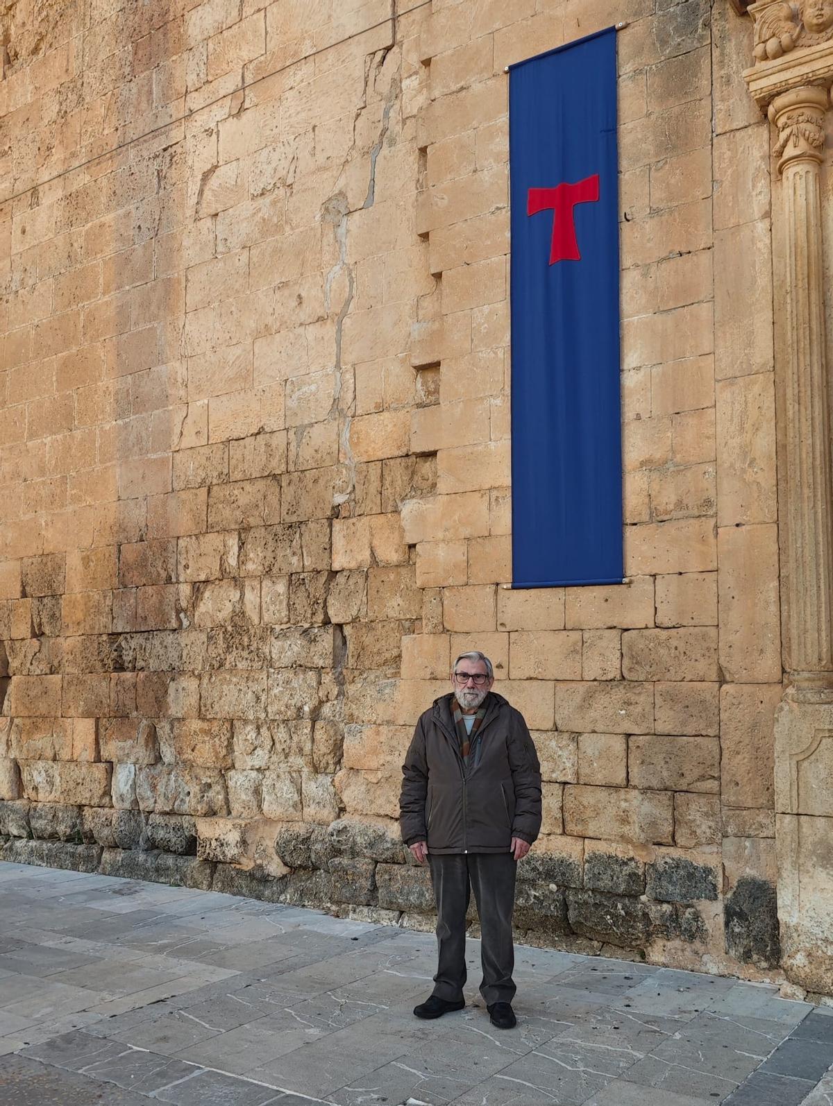 Pere Gerard Bestard, en el exterior de la parroquia de Muro.