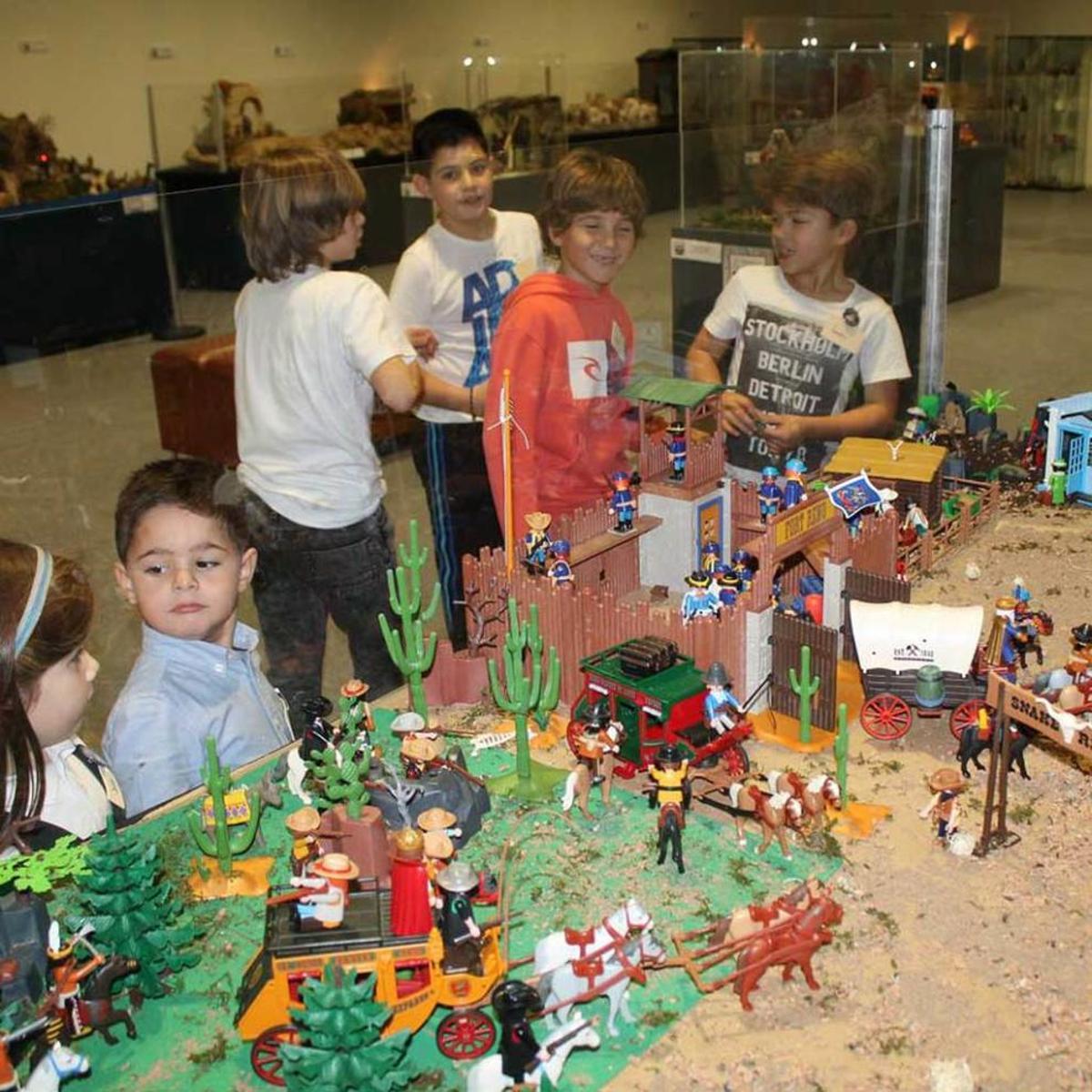 Unos niños buscando a los Reyes Magos en la muestra de "clicks".