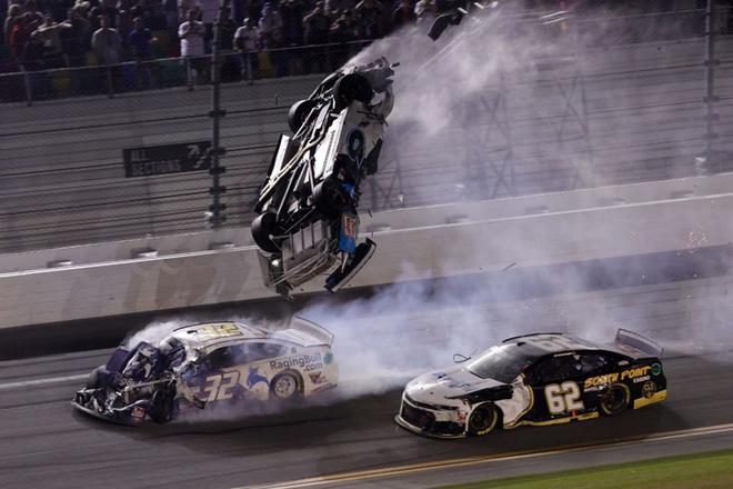 Ryan Newman, piloto de Koch Industries Ford, sufre un accidente durante la carrera Daytona 500 de las NASCAR Cup Series en el Daytona International Speedway en Daytona Beach, Florida.