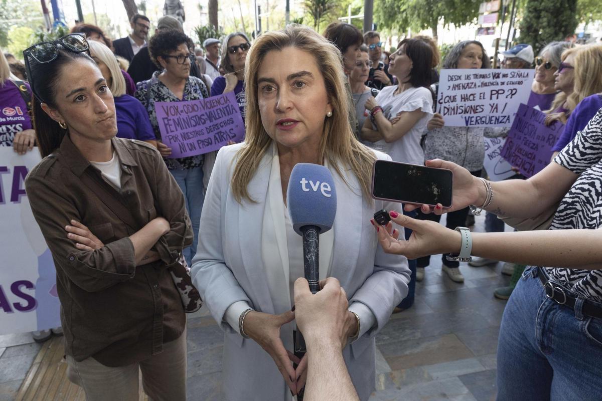 La portavoz del grupo socialista en la cámara autonómica, Carmina Fernández, atiende a los medios durante la manifestación