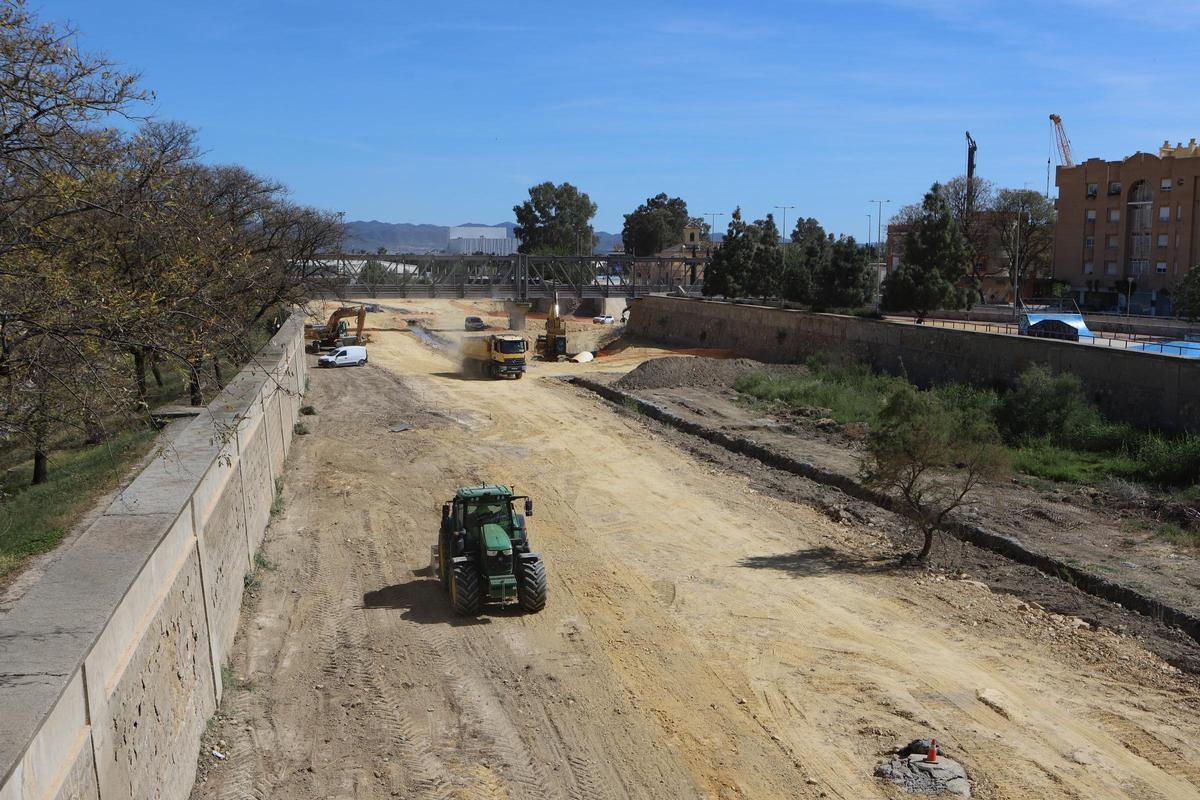 Máquinas trabajando en el cauce del Guadalentín el pasado viernes.