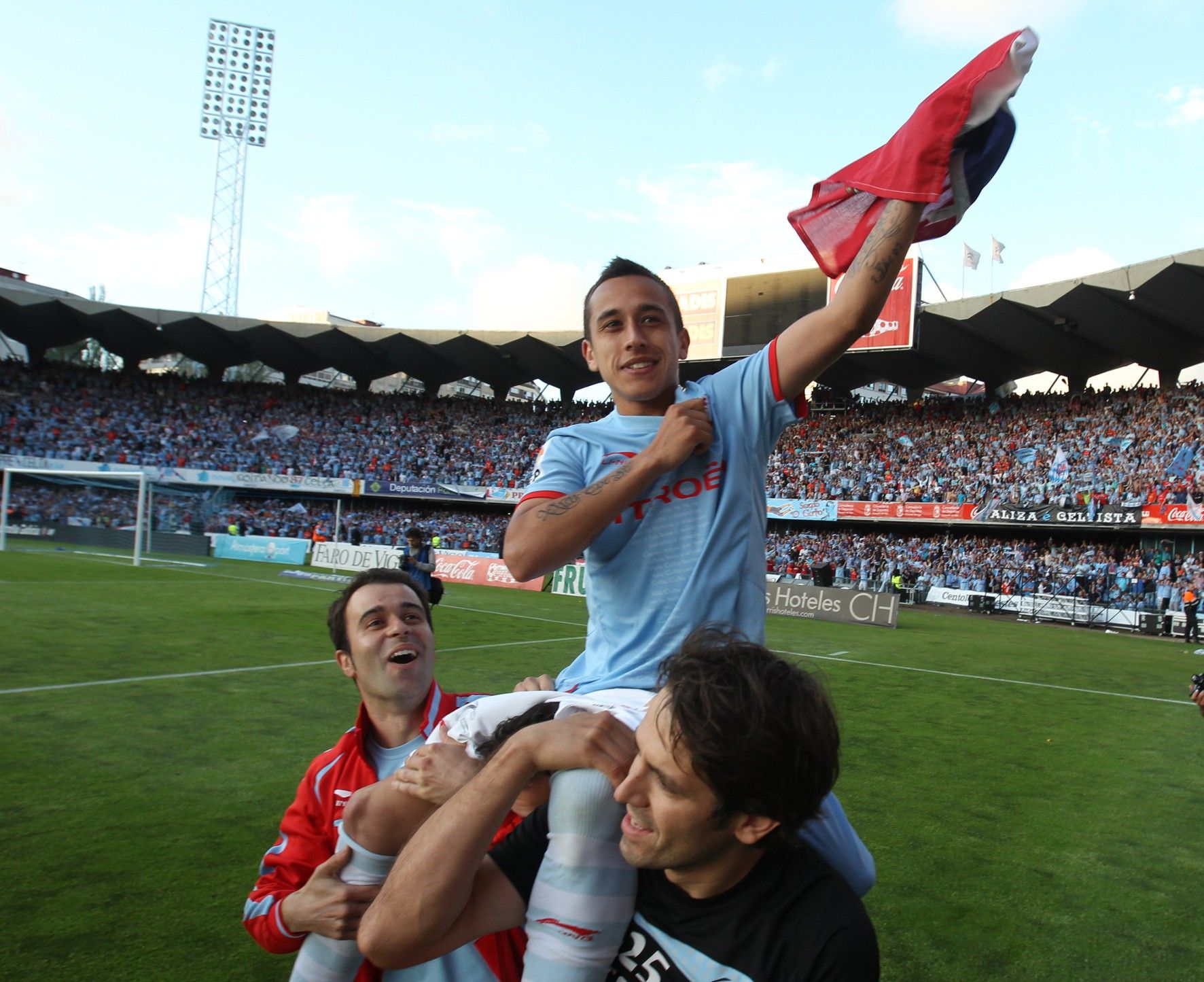 ORELLANA 4-6-12 Ricardo Grobas Celebra el ascenso tras el partido ante el C�rdoba, manteado por Iv�n Comesa�a (masajista) y Ernersto Vieito (fisio).jpg