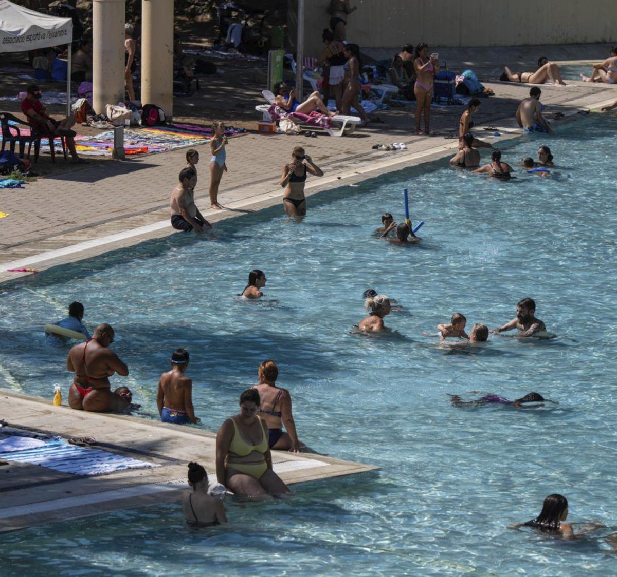 Cues de fins a 45 minuts a la piscina més econòmica