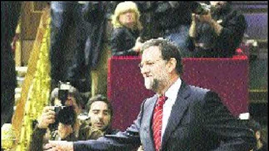 Rajoy, regresando a su escaño, el pasado viernes, tras felicitar a Zapatero.