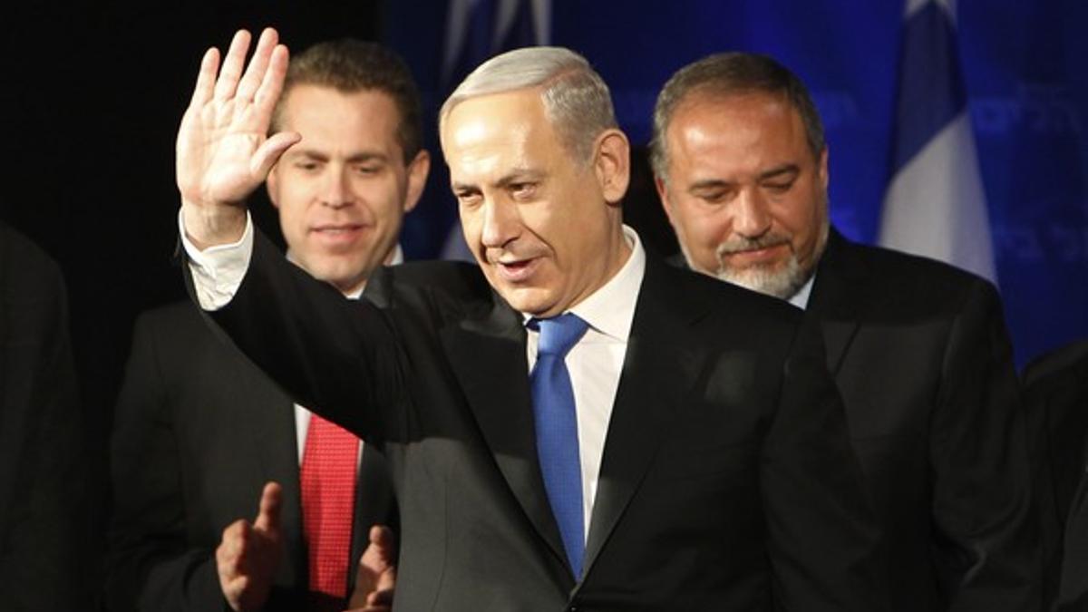 Benjamin Netanyahu (centro) saluda a sus seguidores, anoche, en la sede del Likud en Tel-Aviv.