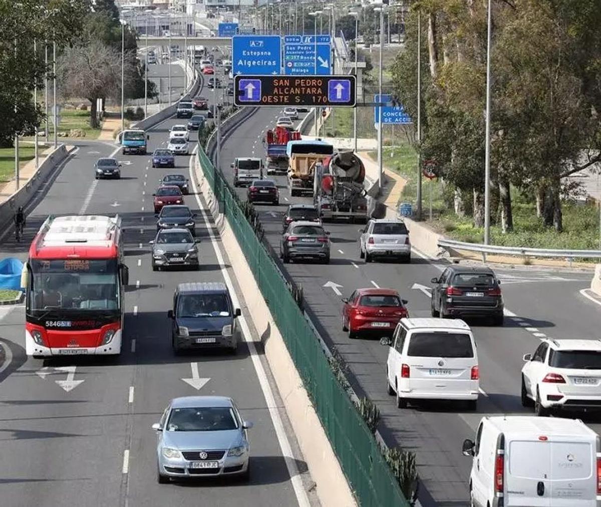 Vehículos y camiones circulan entre San Pedro y Puerto Banús, zona en la que se pide un tercer carril.  | L.O.