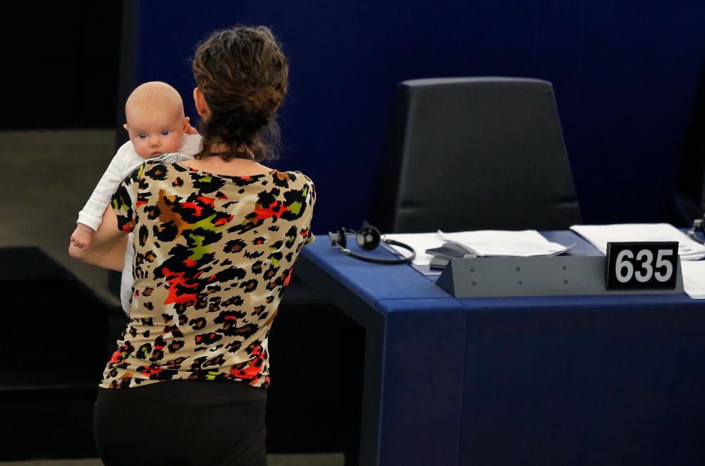 El miembro del Parlamento Europeo Anneliese Dodds, de Reino Unido, sostiene a su bebé mientras toma parte en una sesión del Parlamento Europeo en Estrasburgo, Francia.