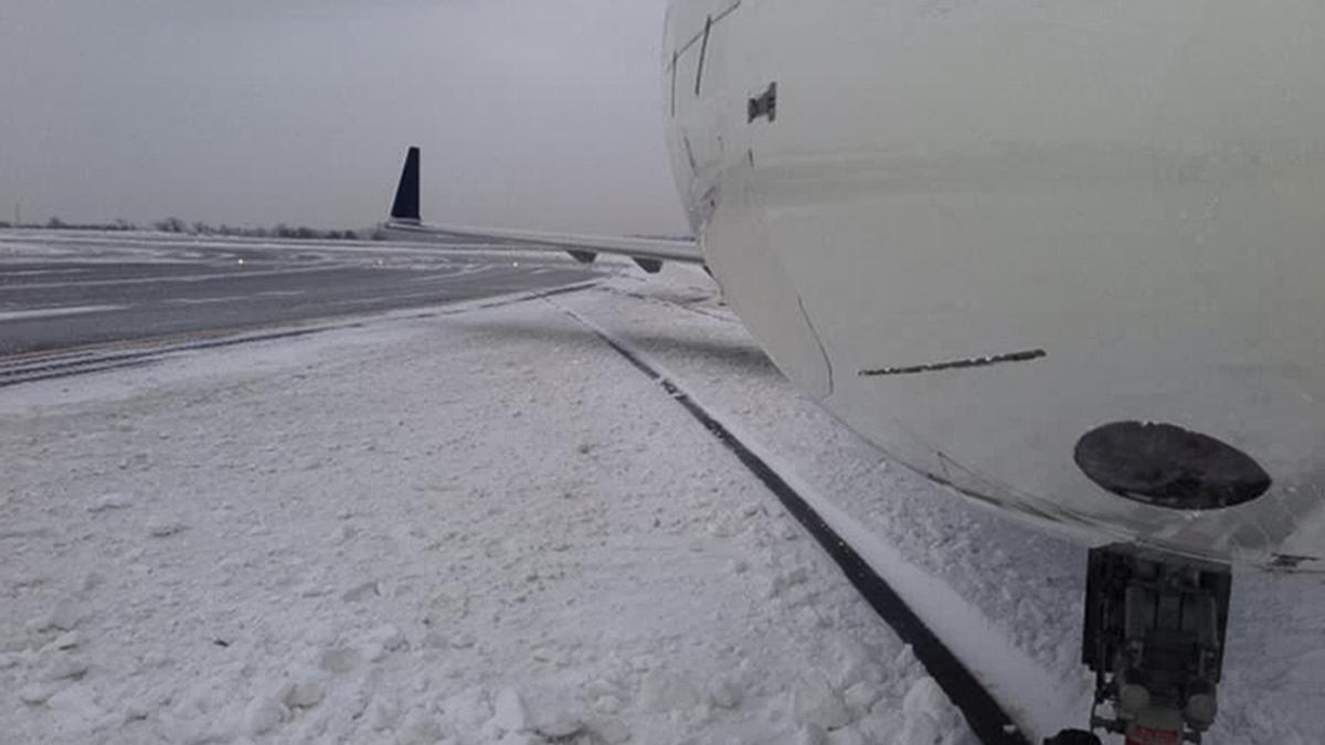 Un avión en un aeropuerto con nieve