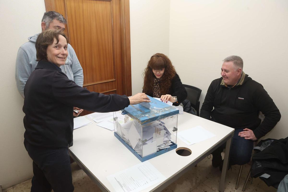 Una profesional del transporte ejerce su derecho al voto en A Coruña