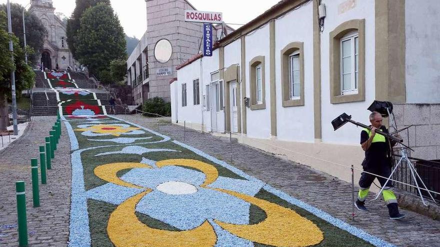 El manto de colores cubre la escalinata de San Benito, ayer, en Gondomar. // Marta G. Brea