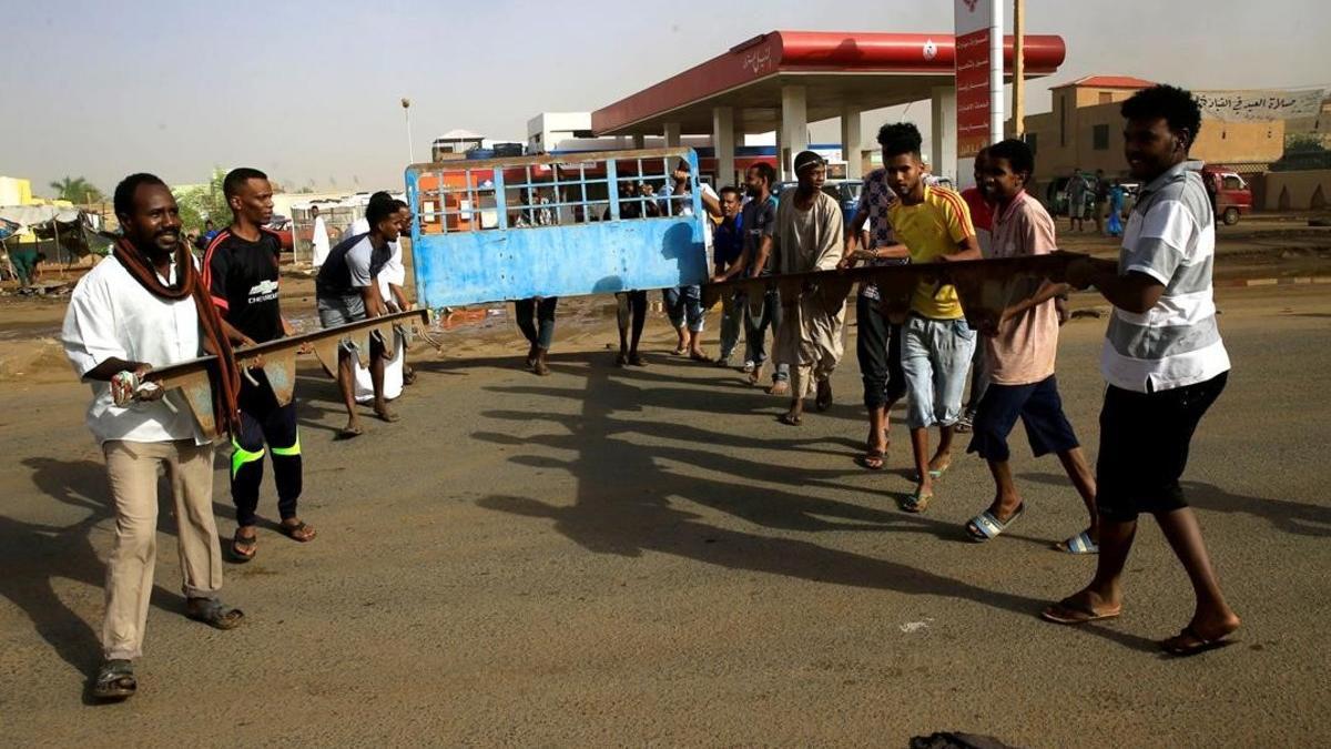 Manifestantes sudaneses preparan una barricada en Jartum.