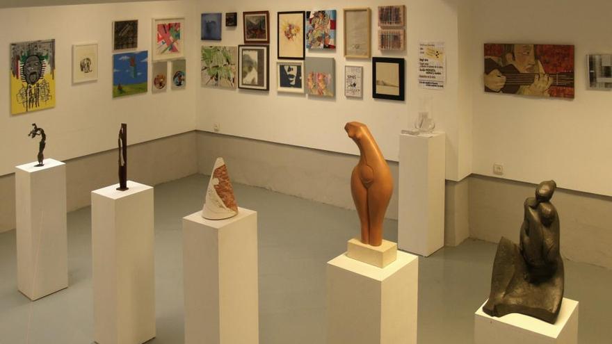 Algunas de las numerosas obras expuestas en la galería Progreso 80.