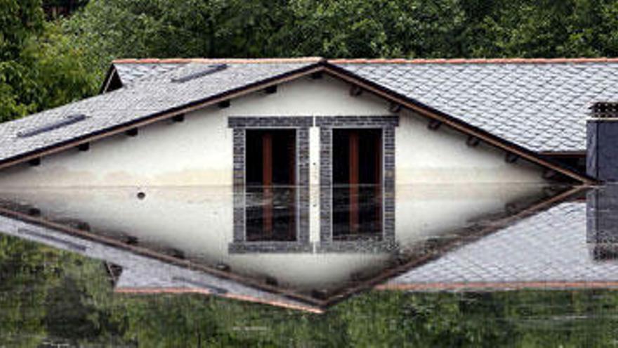 Una casa de El Bao, en Asturias, anegada por el agua.