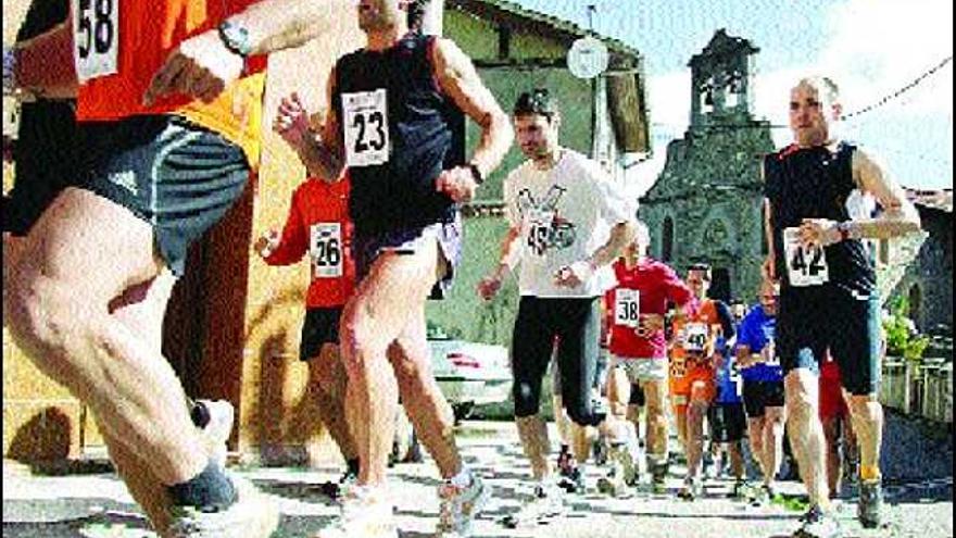 Los participantes en la carrera de montaña «Les Meloneres» toman la salida.