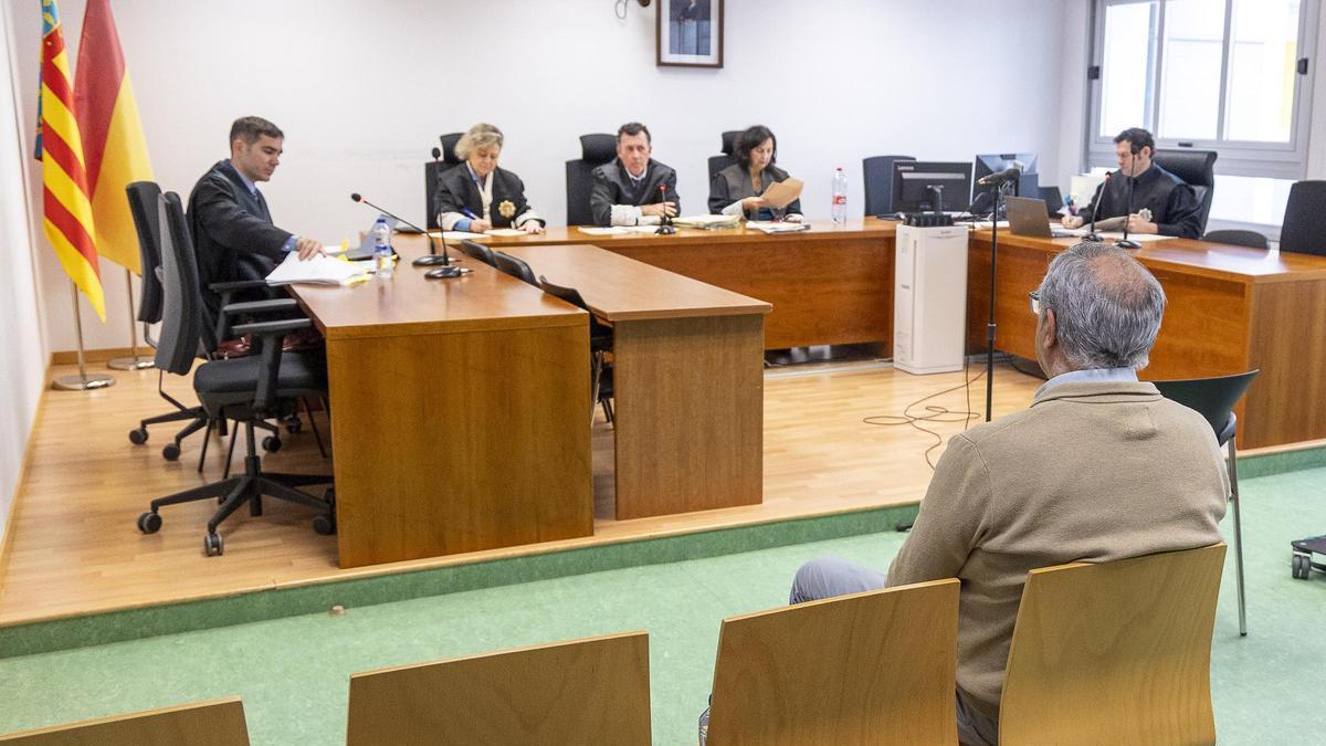 Josep Manel Francés sentado de espaldas en el banquillo al inicio del juicio.