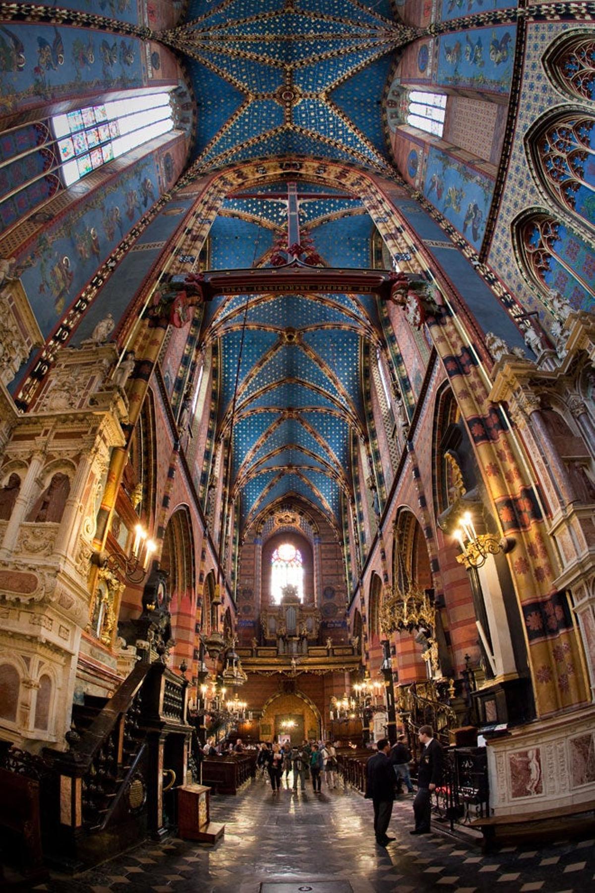 Interior de la Basílica de Santa María de Cracovia, famosa por su altar de Wit Stoss.